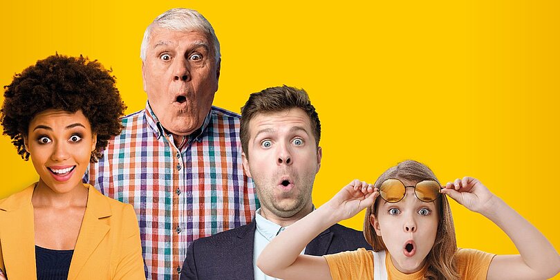 Montage Mehr für Dich Kampagne Vier Personen unterschiedlichen Geschlecht und alters stehen vor gelbem Hintergrund und schauen erstaunt