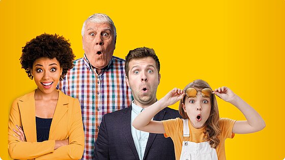 Montage Mehr für Dich Kampagne Vier Personen unterschiedlichen Geschlecht und alters stehen vor gelbem Hintergrund und schauen erstaunt